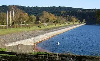 Staudamm mit 700&nbsp;m Kronenlänge
