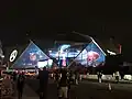 Die als Projektionsfläche dienende Stadionfassade beim Super Bowl LIII