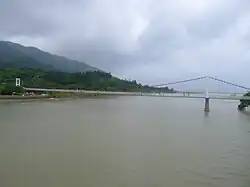 Fußgänger-Hängebrücke über den Fluss Gankou