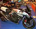 Eine von der Firma Yoshimura überarbeitete GSX 1135 R Katana: Hubraumerweiterung, geänderte Auspuffanlage und Hinterradschwinge, zusätzlicher Ölkühler und Lachgaseinspritzung