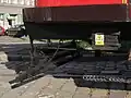 Detailaufnahme eines Tastgitters bei einem historischen Prager Straßenbahnwagen
