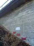 Hochwassermarken an der Brücke über den Sylvensteinspeicher