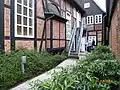 Ostfassade mit teilweise rekonstruiertem Erker des Toraschreins