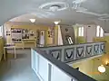 Blick auf die Frauenempore mit einem Teil der Dauerausstellung