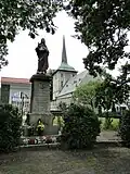 Jesus-Statue auf dem Sockel des Denkmals für die Gefallenen des Ersten Weltkriegs