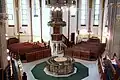 Kanzel und Taufstein bilden das räumliche und liturgische Zentrum