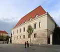 Das neu errichtete Versorgungsgebäude mit Erzengel-Michael-Statue (links oben)