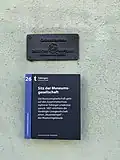 Schild am Sitz der Gesellschaft