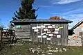 Wegtafeln aus mehreren Jahrzehnten