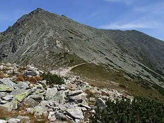 Tupá als herausstechender Berg am Kamm im linken Teil des Bilds, von der Ostrva heraus gesehen