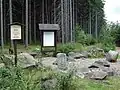Ansicht des Grenzpunktes mit Informationstafel und Wanderkarte