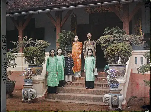 Tổng đốc Hoàng Trọng Phu und seine Familie vor seiner Villa (Bild 2)