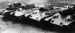 Von links: BT-7, A-20, zwei T-34/76 (Modell 1940 und 41)