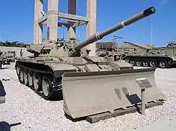 Israelischer T-55 mit Räumschild und britischer 105-mm-Kanone