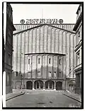 Blick durch die Straße Am Zirkus zum Bühneneingang Theater des Volkes und Werbung für Kraft durch Freude, ca.&nbsp;1941