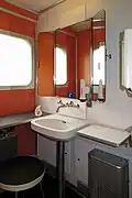 Separate Damentoilette mit Schminktisch im RAe TEE II