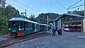 Triebzüge 2025: Anne (dunkelgrün), Marguerite (weiß/rot), Marie (dunkelblau) und Jeanne (dunkelrot) im Depot Saint-Gervais-Le Fayet