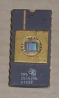 Ein EPROM TMS2516 im Keramikgehäuse mit 2&nbsp;KiB, Produktionsjahr 1979