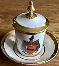 Marken: TPM u. preußischer Adler, (ca. 1848) u. auf dem Kopf stehende Taube (1848–62), Bouillon Tasse m. Wappenmalerei u. Vergoldungen.