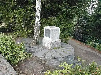 Am Gipfel der Marienhöhe: Denkmal für den Trigonometrischen Punkt Rauenberg