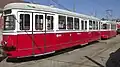 Straßenbahn Wien: Großraumbeiwagen mit dreispuriger Hecktür und den Hinweisen „Einstieg“ beziehungsweise „Kein Einstieg“