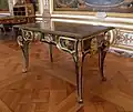 Tisch aus Eiche, Nussbaum, Schildpatt, Messing und vergoldeter Bronze, wahrscheinlich von André-Charles Boulle (Beginn des 18. Jahrhunderts)