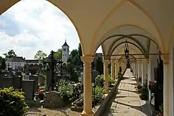 Arkadengang im Taborfriedhof