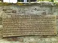 Tafel an der Friedhofsmauer mit Orts-, Kirchen- und Lindengeschichte