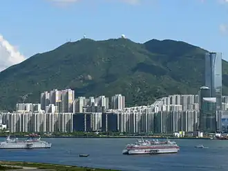 Mount Parker (hinten) und Hochhaussiedlung Taikoo Shing (太古城), 2008
