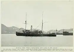 Die schwarz-weiß Fotografie zeigt das Schiff in einiger Entfernung im Wasser.