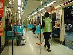 Reinigungskraft der Metro Taipei bei der Grobreinigung eines Wagens am Linienendpunkt