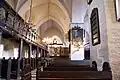Innenraum mit Altar und Emporen