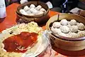 Tangbao (Suppen-Teigtaschen) und Austernomelette
