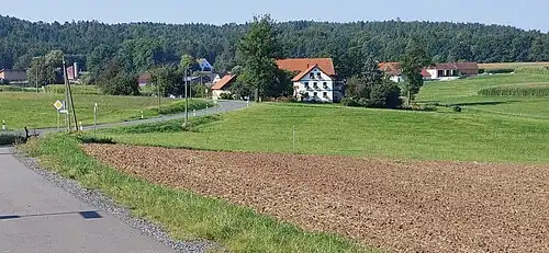 Vollhof (vorn) und Tannenbach an der Straße nach Eckersdorf