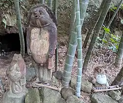 Tanuki-Skupturen in einem Tempel