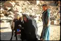 1986: Targia beim Ziegenmelken bei ihrem Nomadenlager am Fuss des Tassili n'Ajjer