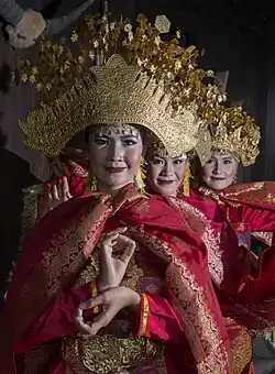 Tänzerinnen beim traditionellen Tanz Tari Kebagh