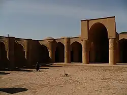 Südecke des Moscheehofs der Tārichāne mit Iwan