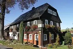 Typischer Verschlag und Sonnenuhr in Taubenheim/Spree