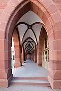 Blick in die Arkaden des Rathauses