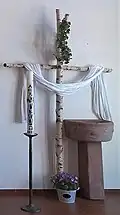 Das Taufbecken ist aus rotem Sandstein gefertigt und zeigt ein Fischsymbol. Es stammt vermutlich aus der Zeit des Kirchenbaus.