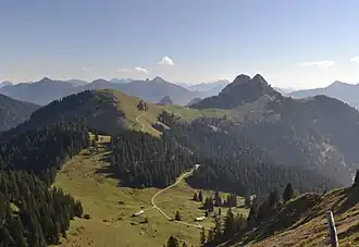 Die Tegernseer Hochplatte (links) vom Schönberg aus. Rechts Roß- und Buchstein.