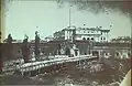 Ab Oktober 1869 passierte die Pferdebahn auch das Peterwardeiner Tor; rechts die Holzbrücke mit Bahnfestungstor, im Hintergrund das 1875 vollendete Stadttheater