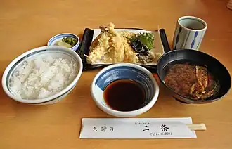 Tempura-Menü mit Reis, Suppe, Tentsuyu-Sauce, Tsukemono, frittierten Garnelen und Fisch mit Tee