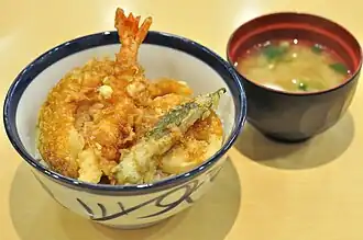 Tendon mit Miso-Suppe (Gericht aus Tempura auf Reis; hier mit frittierten Meeresfrüchten und Gemüse)
