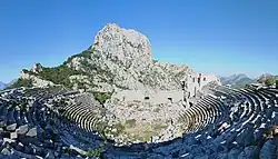 Theater und Berg Solymos