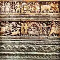 Steinsockel und Terracotta-Reliefs am Govinda-Tempel