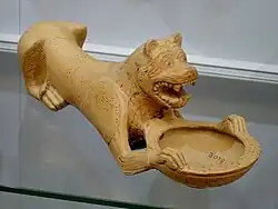 Löwe mit Schüssel