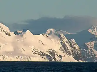 Blick von der Bransfieldstraße über den Delchev Ridge auf der Livingston-Insel hinweg auf den Terter&nbsp;Peak (Bildmitte)