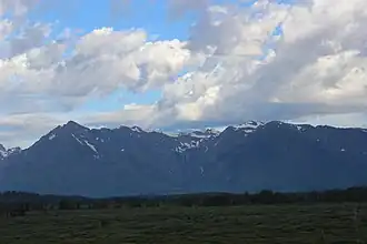Ranger Peak (rechts), Waterfalls Canyon (Mitte) und Eagles Rest Peak (links)